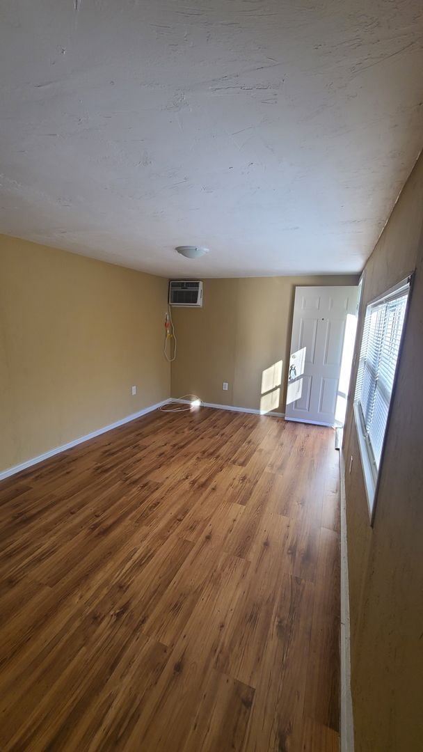 Building Photo - Adorable 2/1 move in ready!