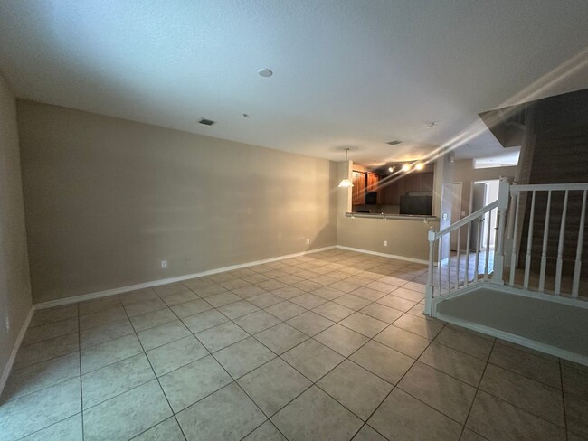 Building Photo - SPACIOUS 3 BEDS TOWNHOUSE CLOSE TO DOWNTOWN!!