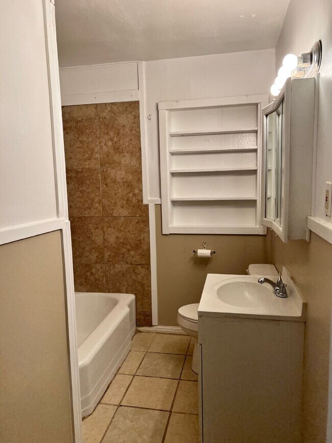 Building Photo - Large 2/1.5 with 2 Living Areas