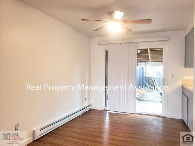 Building Photo - Charming 3BR/1.5BA Duplex Unit Now Availab...