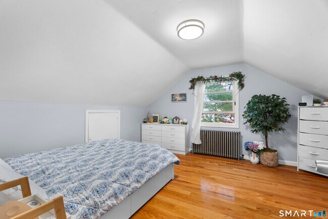 Building Photo - 5 Clover Hill Ave