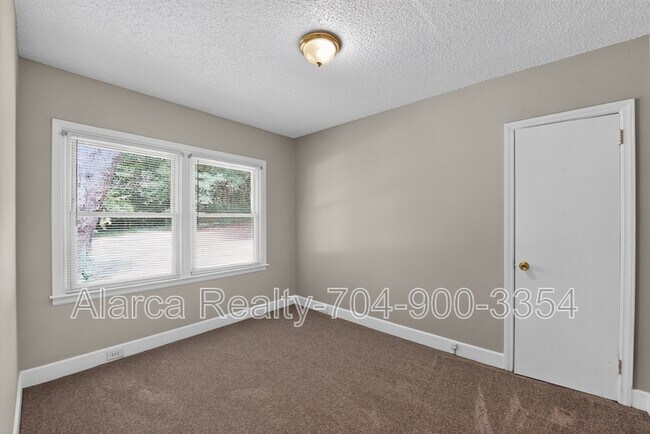 Building Photo - 1007 Green Cir Dr