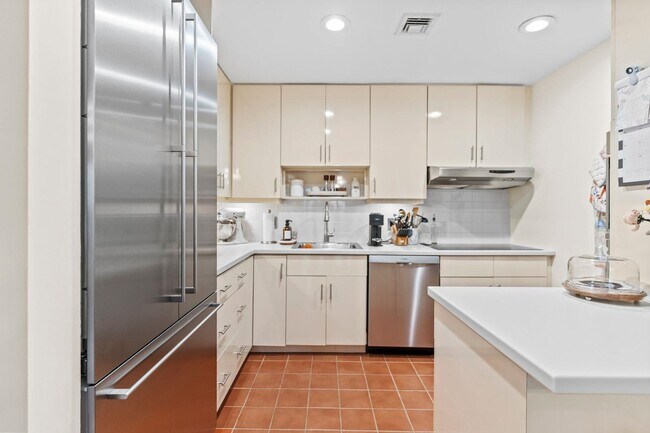 Building Photo - 200 Shearwater Ct W
