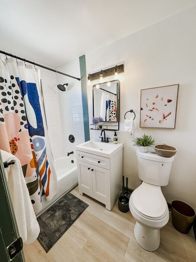 Building Photo - Newly remodeled three bedroom apartment