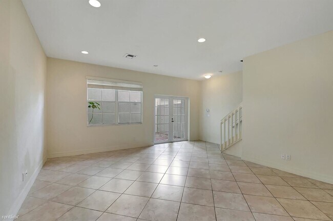 Building Photo - 4 br, 3.5 bath Townhome - 1125 NW 18th Ave