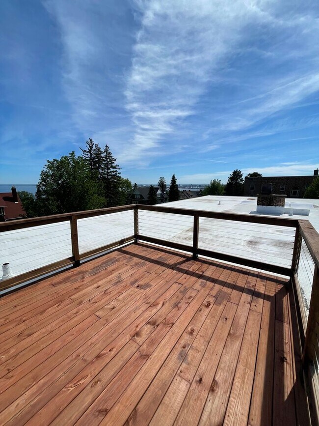 Building Photo - Available June 1st 2026 - Bright, Spacious 1 Bedroom Apartment - Conveniently Located!