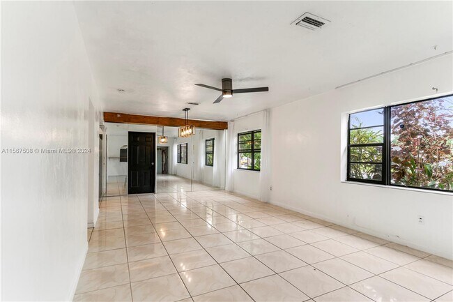 Building Photo - 560 NE 158th St