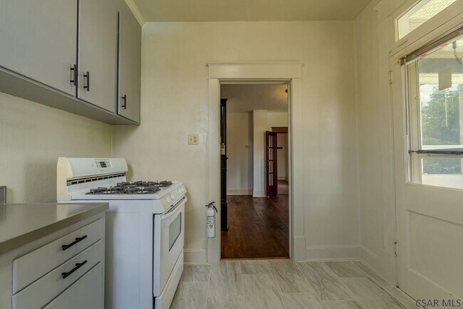 Building Photo - 222 Strayer St