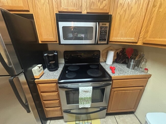 Building Photo - Furnished 2 Bedroom Condo with Community Pool Close to the UofA! (Speedway/Euclid)