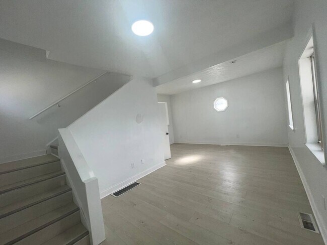 Building Photo - 121 Monroe St