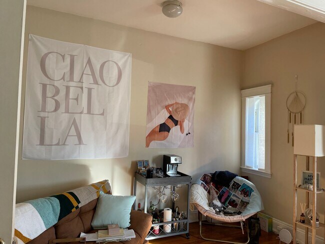 Building Photo - 2BR 1Bth unit. Heat/Hot Water included. Great location!