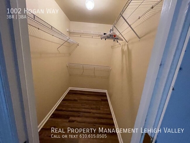 Building Photo - 1002 Hogan Way