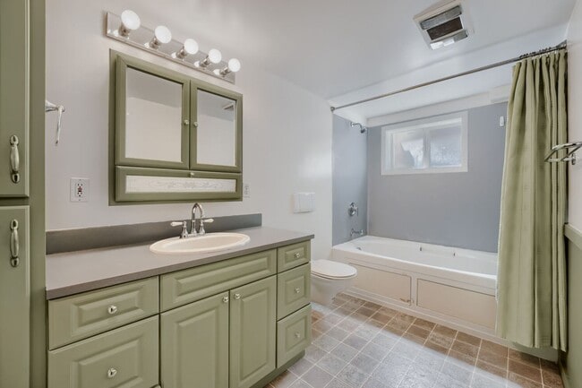Building Photo - Charming 1bed/2bath Home with Lowel Level Bonus Room in West Seattle!