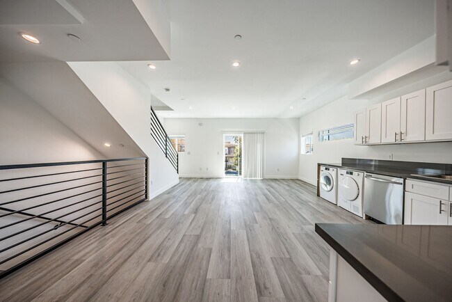 Building Photo - 3015 Alsace Ave