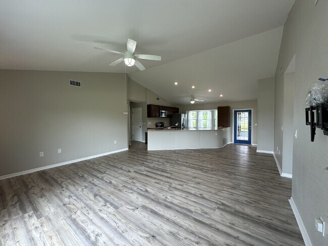 Building Photo - "Charming 3-Bedroom Home in Englewood!"