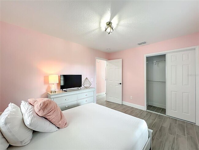 Building Photo - 1681 Walnut Ave