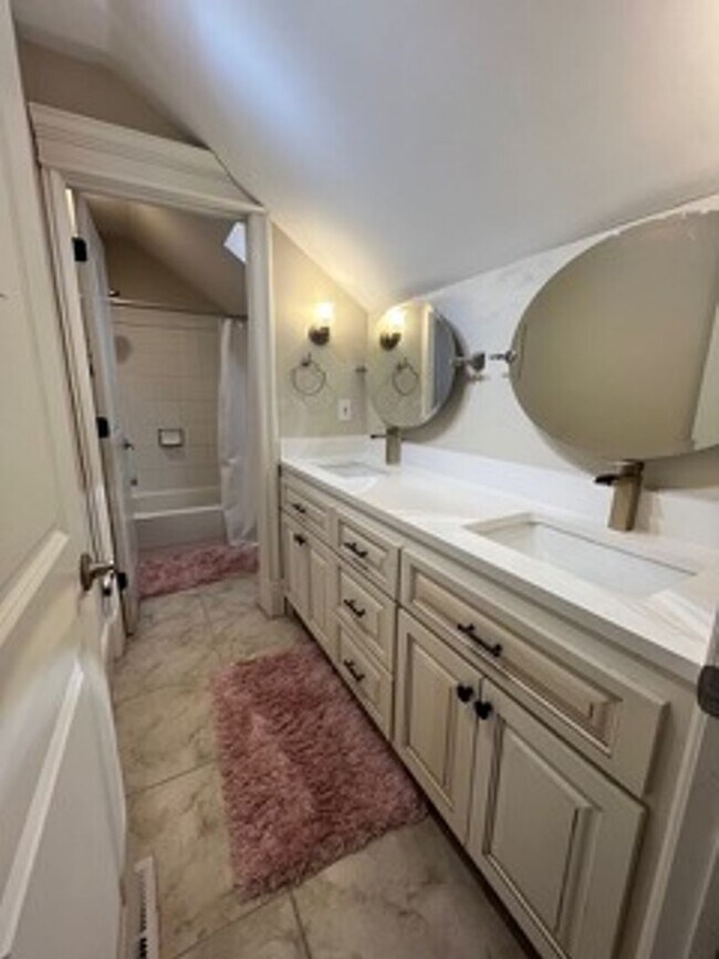 Building Photo - Very Spacious 6 bedroom home with amazing ...