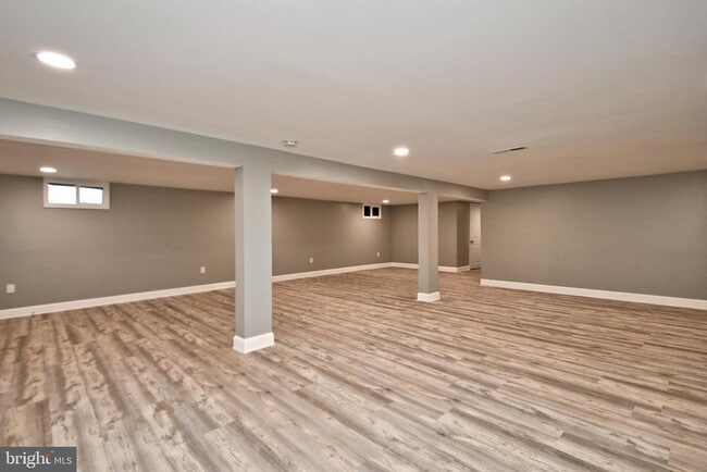 Building Photo - 205 Maple Ave