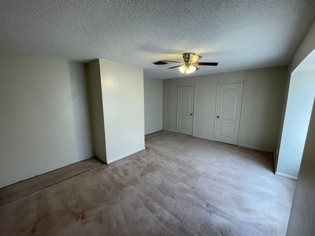 Building Photo - 2 bedroom 1 1/2 bath condominium