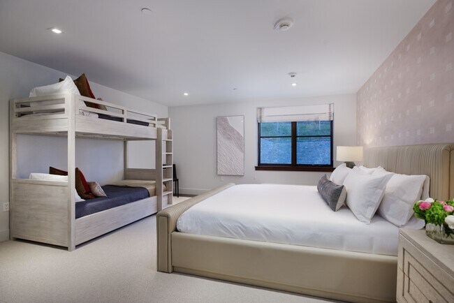 Building Photo - 717 S Aspen St