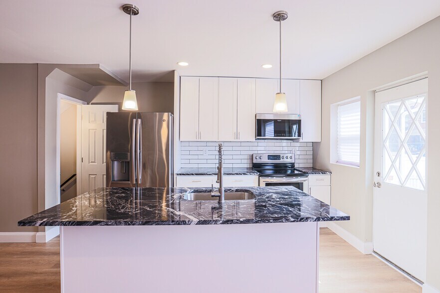Open concept kitchen and living room - 3825 Rexmere Rd