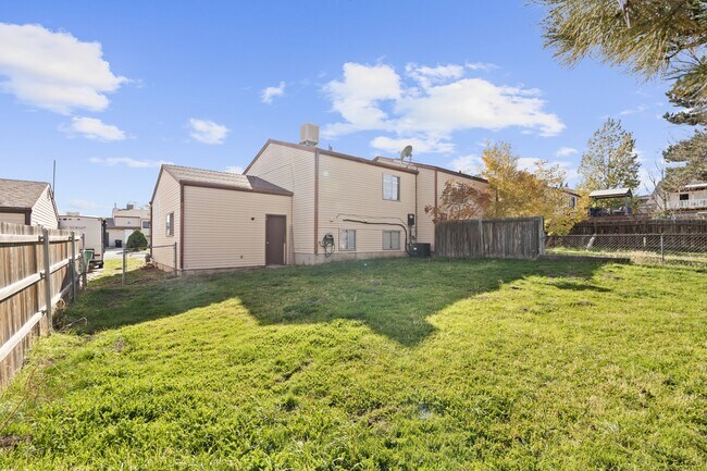 Building Photo - 5492 Lilac Ave