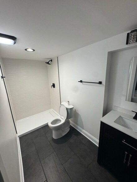 Building Photo - 5510 N Spaulding Ave