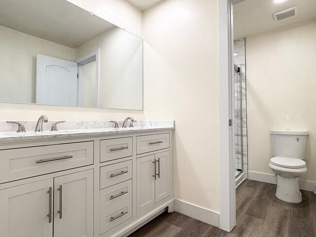 Building Photo - Beautiful Sandy Remodel Near Union Park!