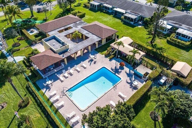 Building Photo - 1100 Boxwood Dr
