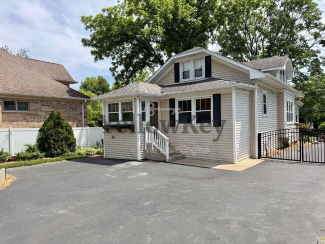Building Photo - 376 Hill Ave