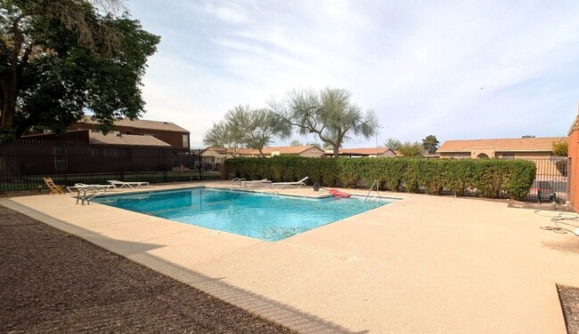 Building Photo - 2 Bedroom Condo in the Escalante Community...