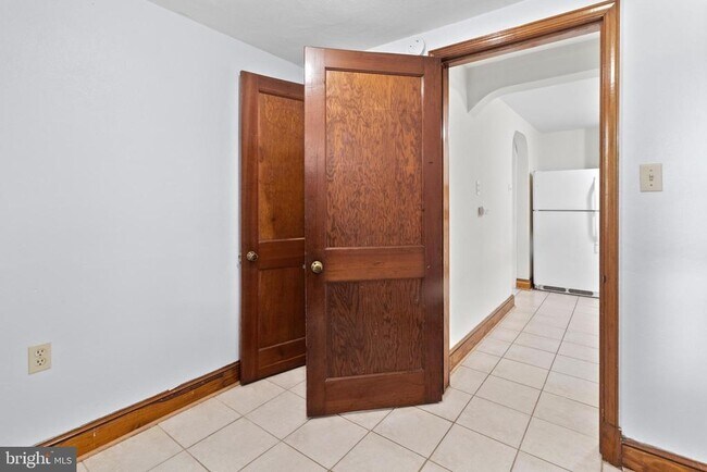 Building Photo - 1 S Cherry Grove Ave