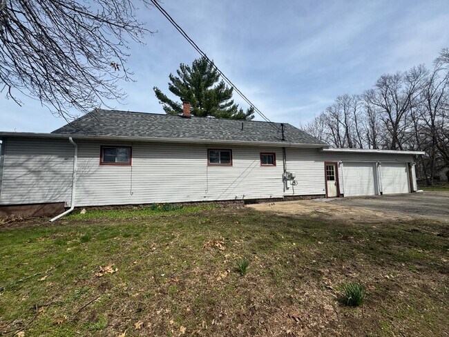 Building Photo - 925 W Buffalo St