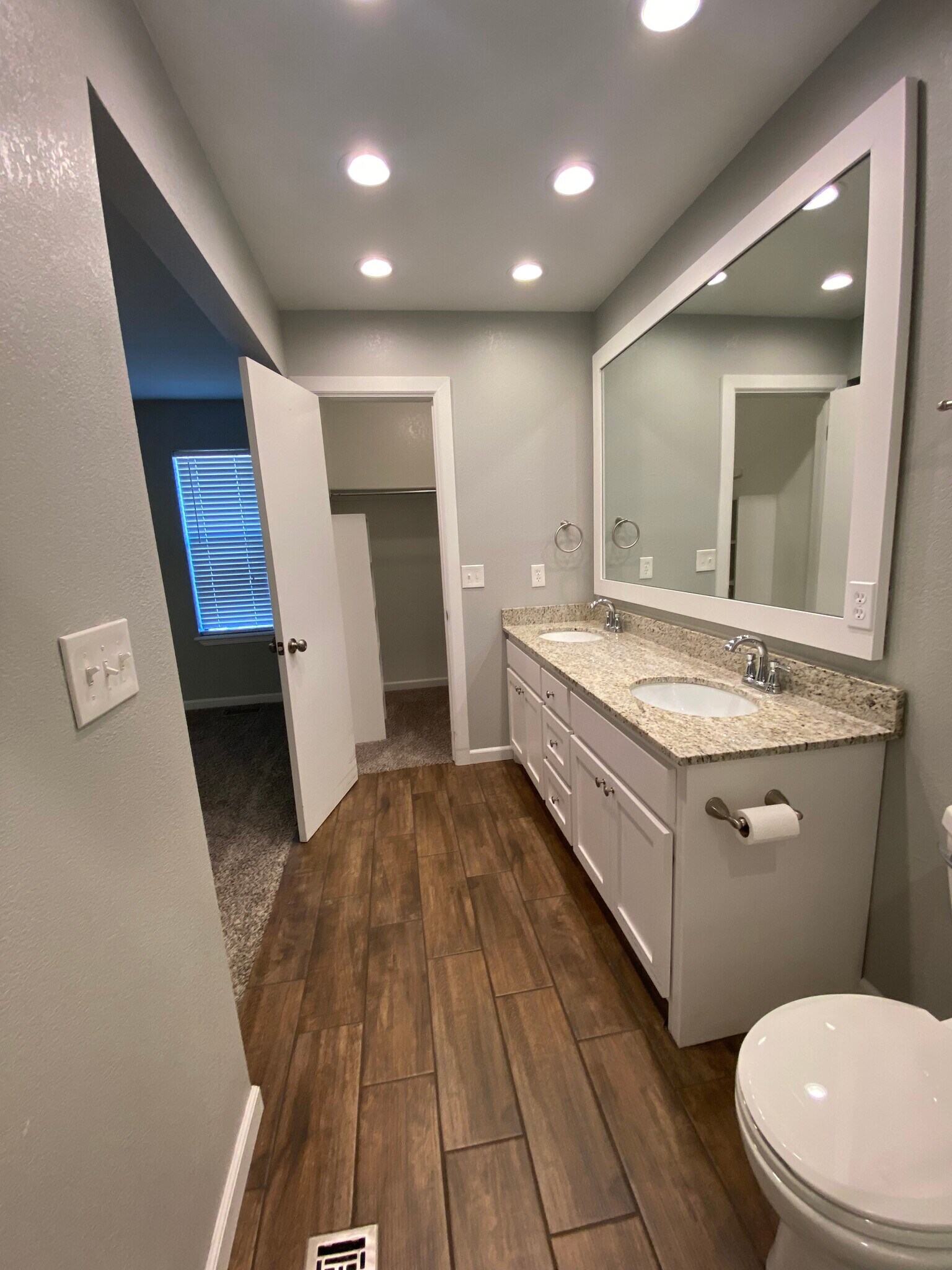 Building Photo - 801 Rolling Hill Terrace