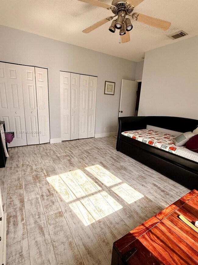 Building Photo - 3729 SW 51st St