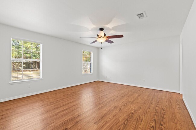 Building Photo - Updated Home in Raintree Estates!