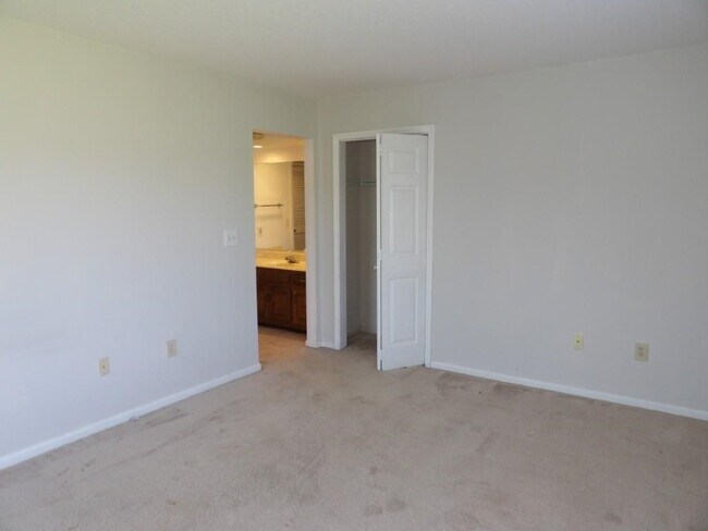 Building Photo - 4230 Pinehurst Cir