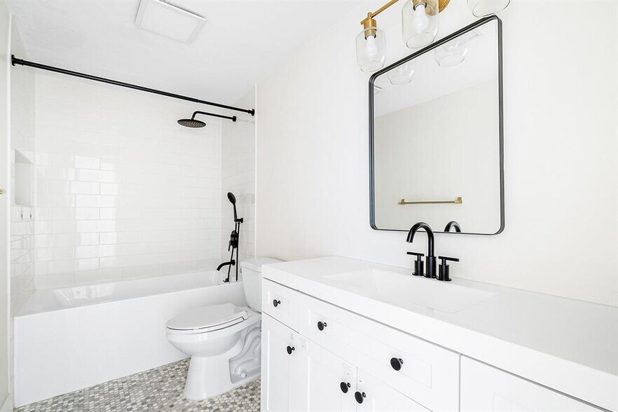 Building Photo - 2455 NE 51st St