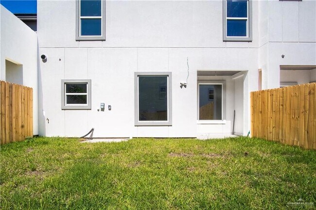 Building Photo - 2204 Corales St