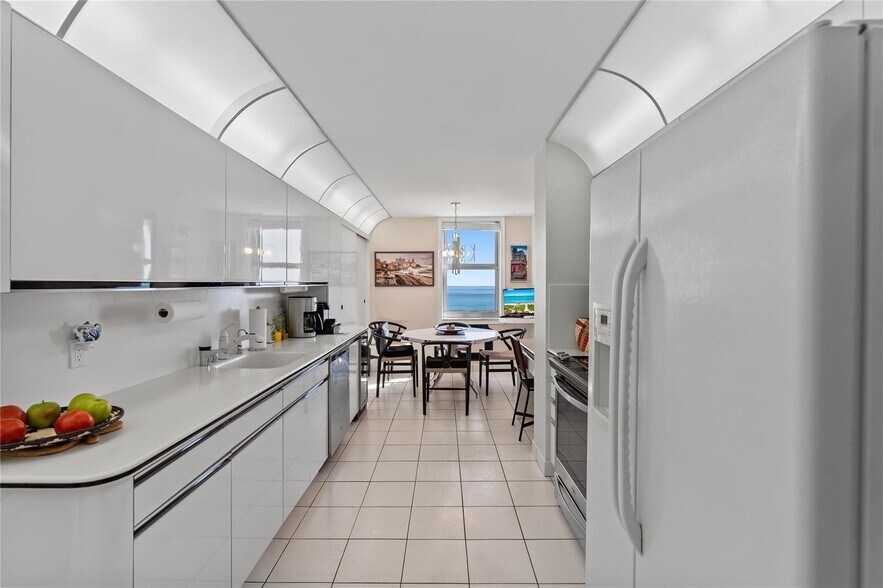 Building Photo - 1920 S Ocean Dr