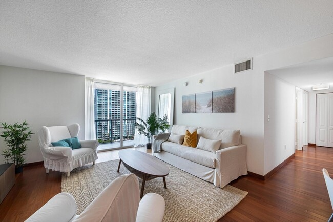 Building Photo - 1200 Brickell Bay Dr