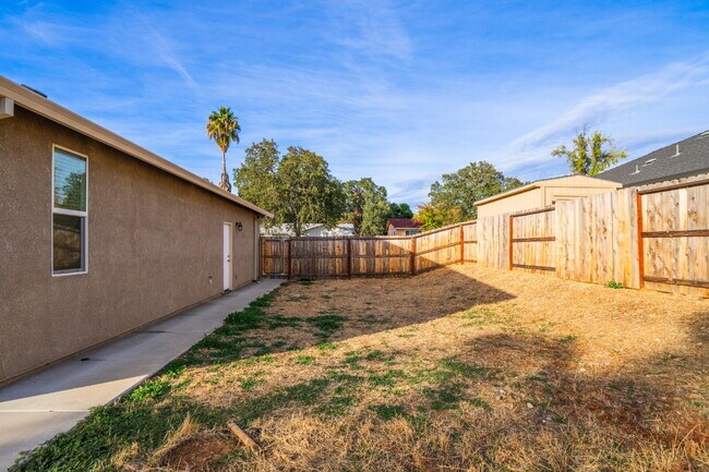 Building Photo - Modern 3-Bed / 2-Bath Home in Redding- Dog...