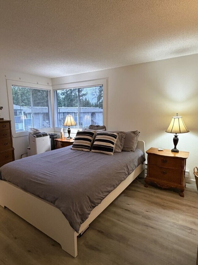 Building Photo - 2Bd/1.75Ba Redmond Condo