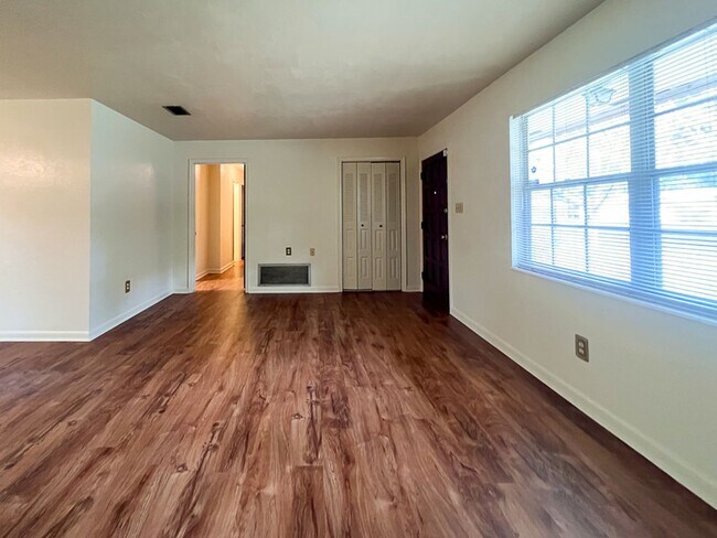 Building Photo - 3BR/2BA House in Northwood Pines - availab...