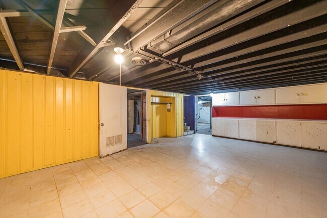 Building Photo - 618 N Oplaine Rd