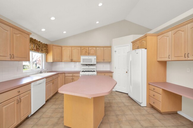 Building Photo - Amazing 4 Bed - 3.5 Bath, Pet-Friendly Lay...