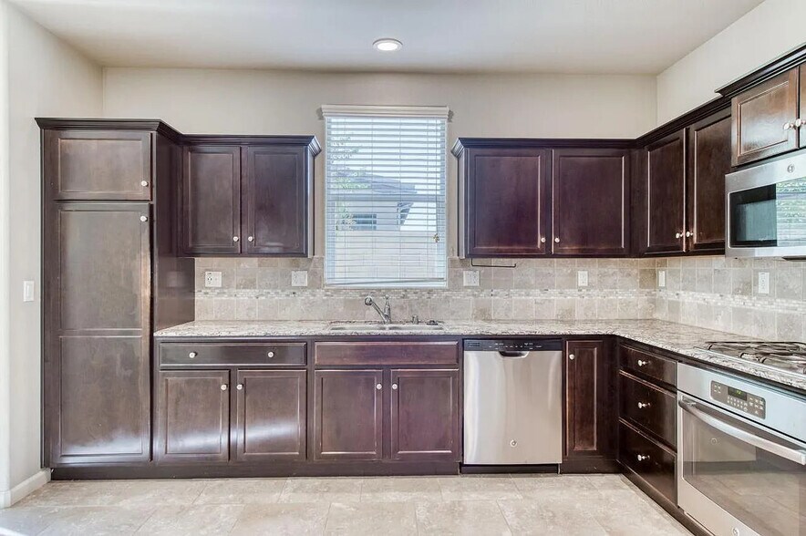 Building Photo - 1304 Royalty Way