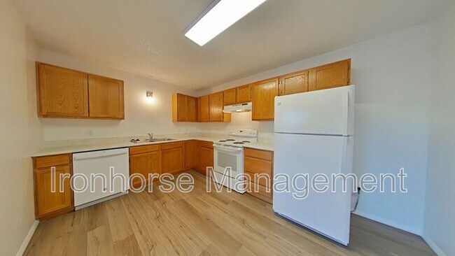 Building Photo - 811 W Villard St