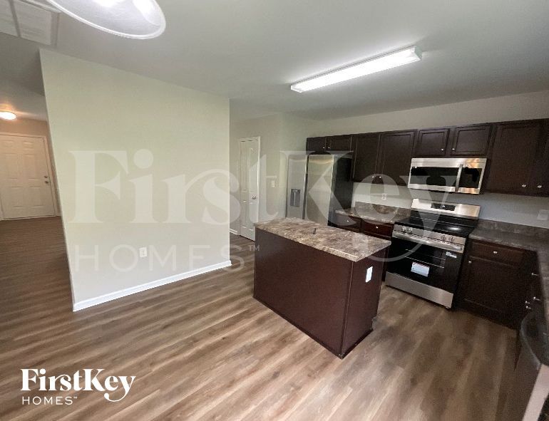 Building Photo - 1800 Eastway Dr