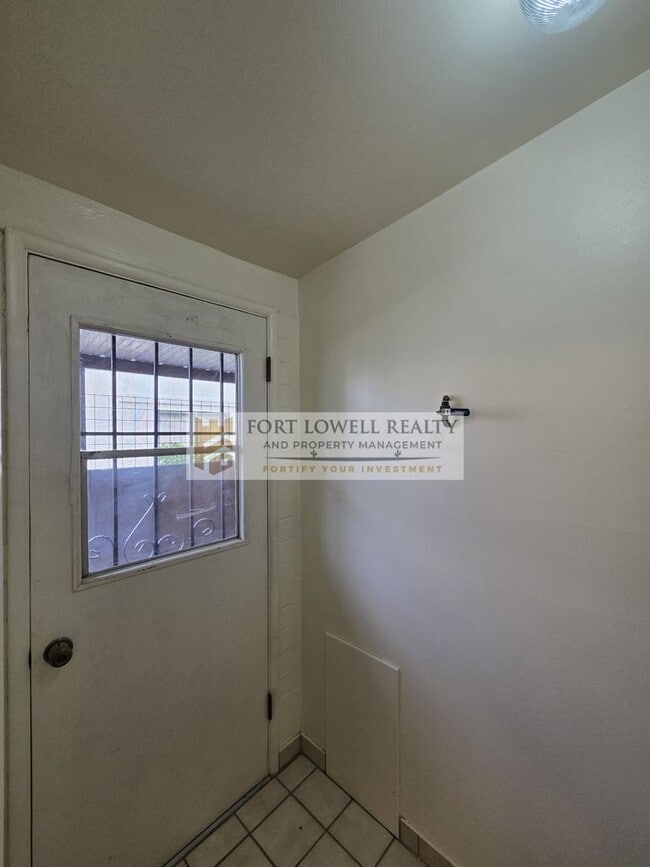Building Photo - 2640-2642 N Santa Rita Ave